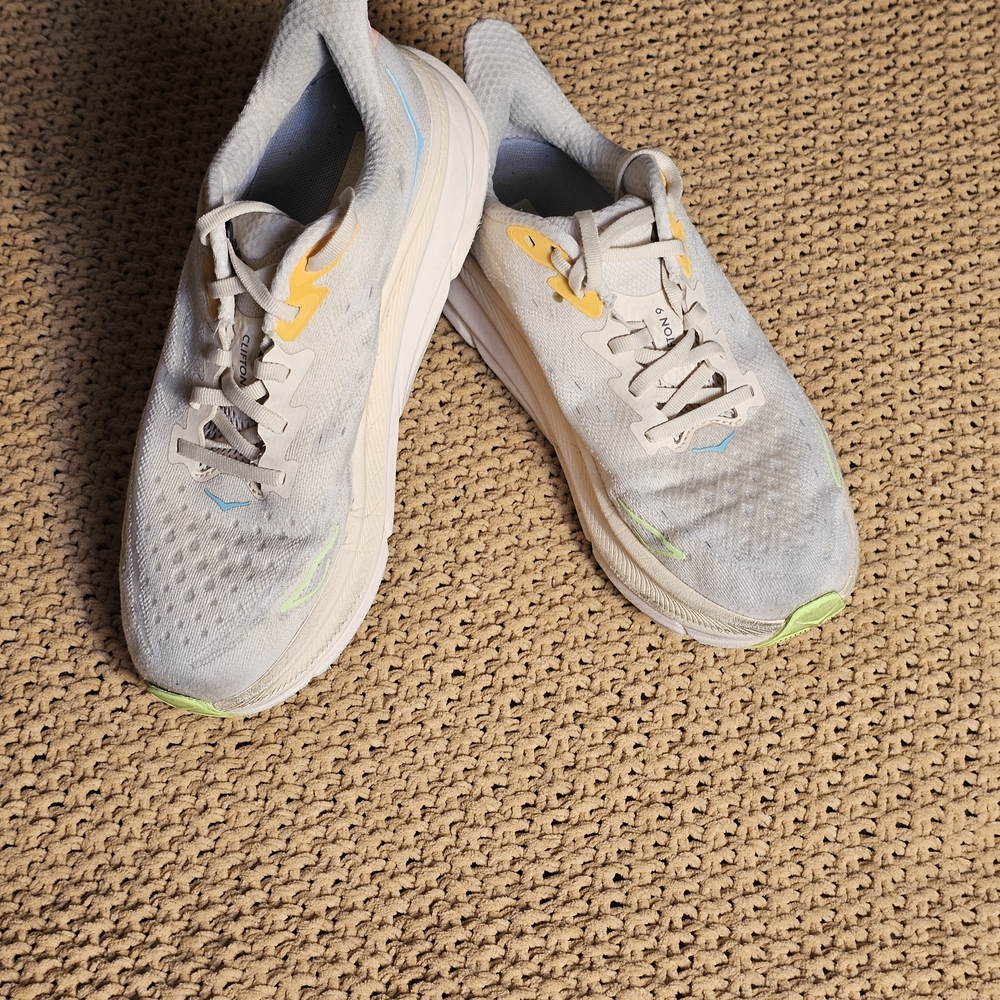 HOKA One Clifton 9 in Vanilla/Astral